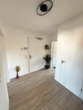 Großzügige 3-Zi.-Wohnung mit Süd-Balkon, Gäste-WC & Aufzug - Flur