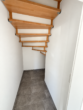 Erstbezug zum 01.12.2026 – Moderne Doppelhaushälfte mit Garten, Carport & Stellplatz - Speisekammer unter der Treppe