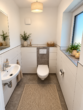 Erstbezug zum 01.12.2026 – Moderne Doppelhaushälfte mit Garten, Carport & Stellplatz - Gäste-WC KI-Visualisierung