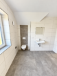 Erstbezug zum 01.12.2026 – Moderne Doppelhaushälfte mit Garten, Carport & Stellplatz - Bad oben