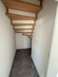 Moderne Neubau-Doppelhaushälfte mit Gartenanteil und zwei Stellplätzen - Staufläche unter der Treppe