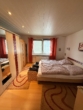 Zweifamilienhaus mit PV-Anlage & großem Südgrundstück - Schlafzimmer unten