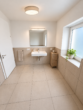 Erstbezug in Loxstedt-Nesse: Moderne 3-Zimmer-Wohnung mit überdachtem Balkon - Bad KI-Visualisierung